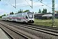 Schnellzüge auf den neuen Umgehungs­gleisen mit durch­fahren­dem Stadler KISS2 4118