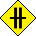 W-014Vorfahrt (Kreuzung an einer Straße mit getrennten Richtungsfahrbahnen)