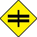 W-019Vorfahrt gewähren (Kreuzung mit einer Straße mit getrennten Richtungsfahrbahnen)