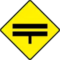 W-022Vorfahrt gewähren (T-Kreuzung mit einer Straße mit getrennten Richtungsfahrbahnen)