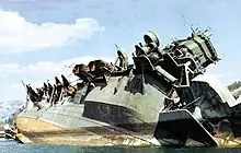 Die Amagi halb gekentert nach amerikanischen Luftangriffen im Juli 1945 (Aufnahme August 1946).