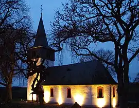 Evangelische Kirche Pfalzfeld mit Abendbeleuchtung