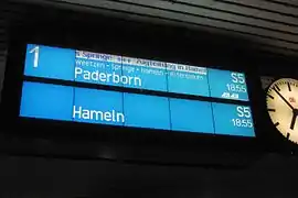 „S“ auf einem Zugzielanzeiger im Hannover Hauptbahnhof