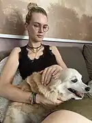 Frau streichelt Hund