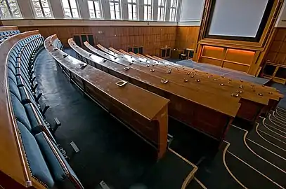 Blick nach unten von den Rängen des Hörsaals
