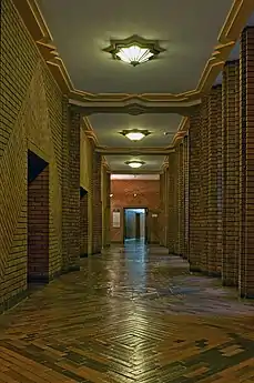 Verklinkerter Innengang um die Eingangshalle