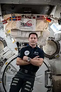 Thomas Pesquet an Bord der ISS, das Missionsemblem ist links auf seiner Brust zu erkennen. (7. September 2021)