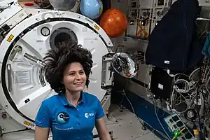 Samantha Cristoforetti im Kibō-Modul am 1. Oktober 2022. Das  Missionslogo ist links auf ihrem Poloshirt zu sehen.