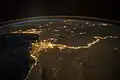 Kunstlicht und Dunkelheit. Blick aus dem Weltall bei Nacht auf Mittelmeer, Nildelta und Nil.