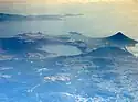 Der Kaimon-dake (rechts), Ikeda-See (mittig) und Ausgang der Kagoshima-Bucht (links)
