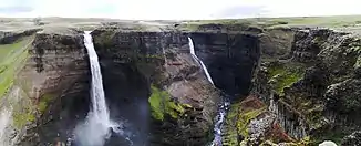 Háifoss (links) und Granni (rechts)