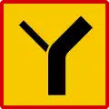 Halb rechts abbiegende Vorfahrtstraße; Zufahrtsstraße muss Vorfahrt gewähren