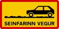 Langsam fahren! Signalisiert den Beginn einer Straße, die mit gutem Auto befahrbar ist, jedoch langsames Fahren erfordert.