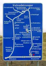 Wegweiser in Island, der den Weg zu vielen Weilern und Dörfern weist