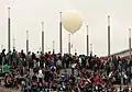 Steigenlassen eines Wetterballons mit Papierfliegern