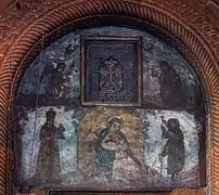 Tympanum mit Fresco der Heiligen Maria und anderer Heiliger