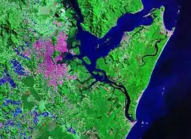 Satellitenaufnahme mit der Baía de Babitonga (Mitte), Joinville (links) und der Ilha São Francisco do Sul (rechts).