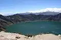 Die Gipfel des Iliniza vom Kratersee des Quilotoa aus gesehen
