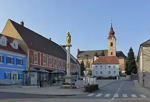 Ilz, Hauptplatz mit MariensäulePfarrhof und Pfarrkirche im Hintergrund