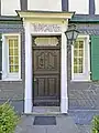 Die Eingangstür mit Hausspruch von 1654