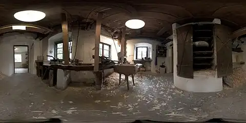 Raum Zwei im Erdgeschoß, Trocknung der gedrechselten Griffe in einer Trocknungskammer mit zwei Eisentüren