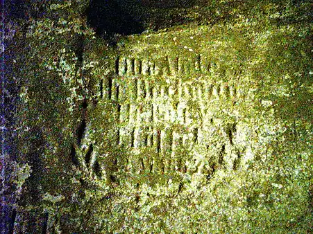 Eingemeißelte Inschrift an einer Mauer der Burg Grafendahn