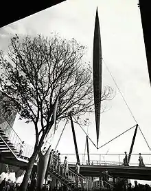 Die räumliche Skutptur Skylon beim Festival of Britain, 1951