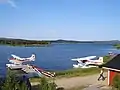 Wasserflugzeuge am Ufer