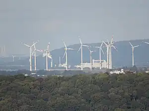 Einige Anlagen des Windparks. Die Enercon-Anlagen im Vordergrund gehören zum Windpark Broichweiden