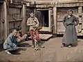 Ulaanbaatar, Mongolei, 1913, Verurteilter und Wärter im Gefängnis
