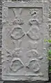 Grabmal der Agnes Waldbott von Bassenheim, Frau des Johann Wolf von Sponheim († 1496) in der Burgkirche zu Ingelheim. Das Wappen der Wolf von Spanheim oben links ist fast unkenntlich, lediglich der Doppeladler ist zu erahnen.