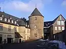 Innenhof mit Nordost- und Südostflügel, Turm, Bergfried und Museum