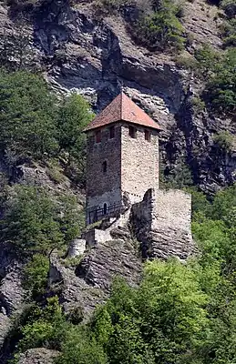 Burg Innerjuvaltin Rothenbrunnen