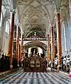 Blick durch das Langhaus zum Chor