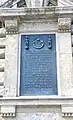 Tafelneben Haupteingang: Am 19. September 1899 als Doct. Otto Georg Oberbürgermeister war, wurde des Hauses Grundstein gelegt.  Erbaut hat es in sechs Jahren nach eigenen Plänen Statdbaurat Hugo Licht. Nach Vollendung wurde es 1905 am 7. Oktober unter dem Oberbürgermeister Doct. Bruno Trondlin in Gegenwart König Friedrich August´s das Haus eingeweiht.