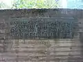 Inschrift von Peter Strick (Paul Schmid) vor dem Albeckgymnasium Sulz am Neckar