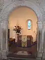 Blick durch den Chorbogen in die Apsis der Kapelle