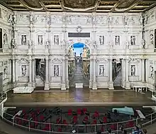 Scheinarchitektur: Skene im Teatro Olimpico (Vicenza), Andrea Palladio, erbaut 1580–1585.