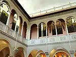 Innenhof mit Laubengängen