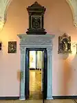 Türportal im Innenbereich der Villa