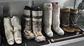 Diverse Eskimostiefel im Museum von Vancouver, Kanada