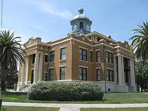 Old Citrus County Courthouse (2010). Das ehemalige Courthouse des County wurde 1912 errichtet und dient seit 2000 als Museum. Im April 1992 wurde das Gebäude in das NRHP eingetragen.