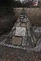 Denkmal aus zweckentfremdeten Grabsteinen