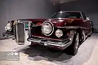 Aufrechte Kühlermaske, frei stehende Scheinwerfer, geschwungene Kotflügel, Sidepipes, Trittbretter beim Duesenberg SJ (1934) und Imitate beim Stutz Blackhawk III (1974)