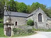 Kapelle Notre-Dame-de-Lorette mit Calvaire und Brunnen