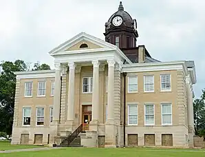 Irwin County Courthouse (2015). Das Courthouse entstand im Jahr 1910 im Stile des Neoklassizismus. Im September 1980 wurde es als zweites Objekt im County in das NRHP eingetragen.