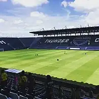 Das Stadion mit geschlossenen Ecken im August 2015