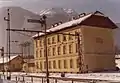 Bad Ischl Frachtenbahnhof, im Vordergrund ein stählernes Fahrleitungsjoch sowie ein Hauptsignal der Bauart k.k. Staatsbahn, im Hintergrund das Bergmassiv der Katrin (1979)