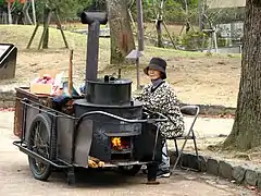 Ishi-Yakiimo-Verkäuferin in Nara (Japan)