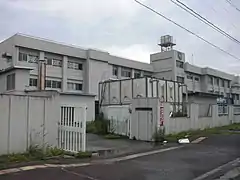 In der Ishinomaki Girls Commercial High School (石巻市立女子商業高等学校) zeigt eine mit dem Tsunami zum Stillstand gekommene Uhr dessen Ankunftszeit mit 73 Minuten nach dem Erdbeben an (Foto: 15. Juli 2012)